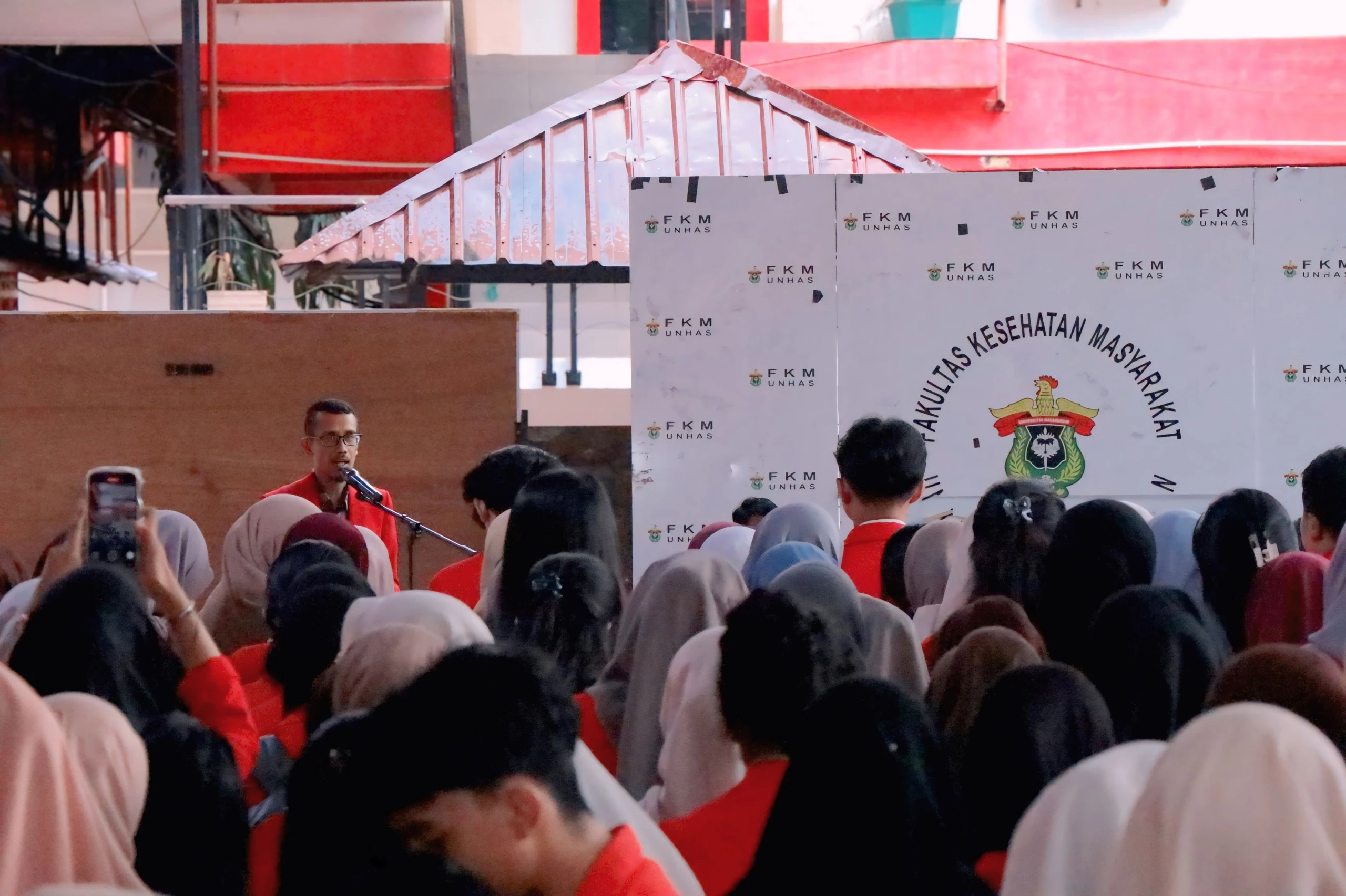 Penuh antusiasme! Mahasiswa FKM Unhas angkatan 2023 siap terjun ke Kabupaten Soppeng untuk Praktik Belajar Lapangan (PBL) 1. Dr. Wahiduddin, Wakil Dekan Bidang Akademik dan Kemahasiswaan FKM Unhas, melepas secara resmi para calon agen perubahan kesehatan masyarakat ini. Sebuah langkah nyata wujudkan Tri Dharma Perguruan Tinggi!  Kredit: FKM Unhas.